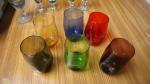 Un lot de verrerie : six gobelets en verre coloré,...