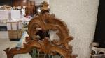 Un miroir en bois mouluré et sculpté à décor de...
