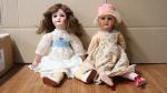 Deux poupées , l'une à tête en biscuit (accident)