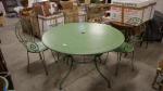 Un mobilier de jardin comprenant un table ronde et 4...