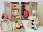 4 poupées dont 2 Peynet (taches et materiau décomposé), 1...