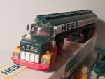 HESS (USA – Hong Kong), 2 camions citernes plastique publicitaires...