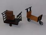 Allemagne, vers 1910, 2 chariots de gare en tôle peinte,...