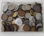 Une grosse boite plastique de pièces de monnaies diverses -...