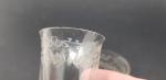 Douze gobelets à alcool en cristal gravé de guirlandes -...