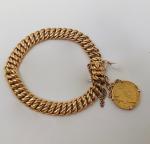 Un bracelet souple maille américaine en or jaune 750e ornée...