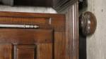 * Une bibliothèque trois portes de style Louis XIII -...