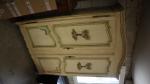 Une armoire en bois peint de style Louix XV provençal...