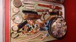 Un plateau de bijoux fantaisie, canifs, montres et fèves