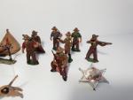 18 figurines plomb dont 8 scouts, 7 pionniers de l’Ouest,...