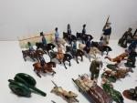 Lot de figurines militaires (35 pièces plomb, 10 cavaliers aluminium,...