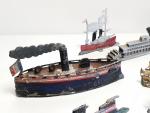28 navires miniatures dont 27 en plomb (dimensions de 3...