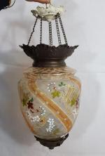 Une lanterne de couloir en verre émaillé à décor de...