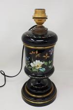 Une lampe à pétrole en verre émaillé à décor floral...