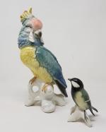 Un perroquet et un petit oiseau en porcelaine polychrome -...