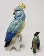 Un perroquet et un petit oiseau en porcelaine polychrome -...