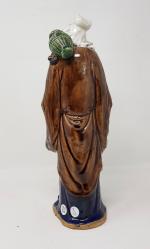 Une statuette en poterie vernissée polychrome - représentant un vieux...