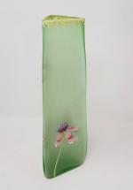 Un vase en verre à décor floral polychrome émaillé sur...