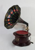 Un gramophone rond à pavillon en bois et tôle peinte...
