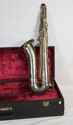 Un saxophone de  marque "M" portant les n° 977-...