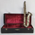 Un saxophone de  marque "M" portant les n° 977-...