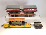 HORNBY (Angleterre), 5 anciens wagons dont 2 longs et 1...