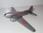 Avion bimoteur TWA en bois laqué (maquette d'agence à suspendre),...