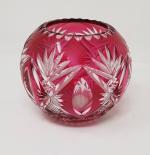 Un vase boule en cristal taillé rouge et blanc ...