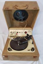 Un électrophone de marque GARRARD - modèle RC 121/4D -...