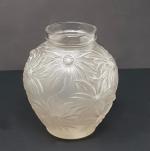 ETLING - un vase boule en verre moulé pressé à...