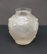 ETLING - un vase boule en verre moulé pressé à...