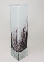 Un vase à section carrée en verre blanc et violacé...