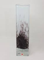 Un vase à section carrée en verre blanc et violacé...