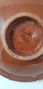 Un plat en céramique polychrome -  Afrique du nord...