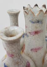 Un vase à bulbes en céramique craquelée polychrome à décor...