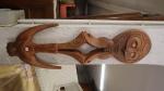 Un crochet de suspension en bois sculpté et incrustations de...
