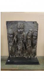 Un relief en bronze à décor de quatre personnages -...
