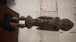 Une statuette Vere en bois sculpté - Nigeria - H. 51,5cm...