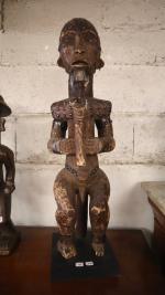 Une statuette en bois sculpté et métal clouté - Côte...