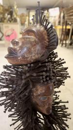 Un fétiche anthropomorphe Nkisi Bakongo - bois sculpté, clous, verre...