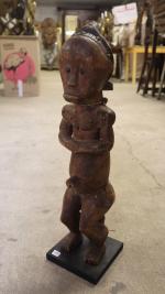 Une statuette Fang en bois sculpté et clous de laiton...