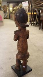 Une statuette Fang en bois sculpté et clous de laiton...