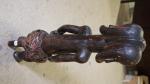 Une figure reliquaire tricéphale Fang en bois sculpté, raphia et...