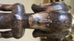 Une figure reliquaire tricéphale Fang en bois sculpté, raphia et...