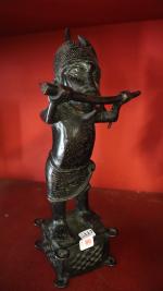 Une statuette en bronze de messager soufflant dans un olifant...