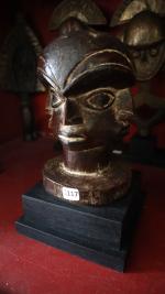Une tête à quatre visages en bois sculpté - RDC...