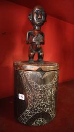 Un reliquaire Fang en bois sculpté surmonté d'un gardien -...