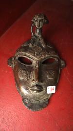 Un masque en bronze surmonté d'un personnage - Bénin ?...