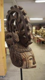 Un masque Igbo en bois polychrome à décor de visage...