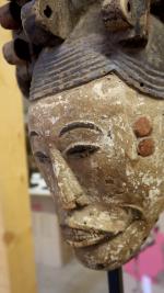 Un masque Igbo en bois polychrome - Nigéria - H. 66cm...
